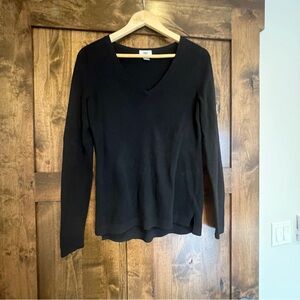 Black woman’s size medium Old Navy V-Neck sweater.